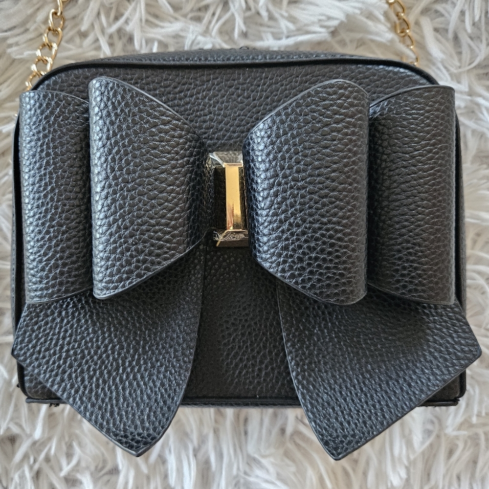 NWOT Crossi New York Boxy Bow Black Crossbody Bag Gold Chain Strap Faux Leather - Picture 4 of 13